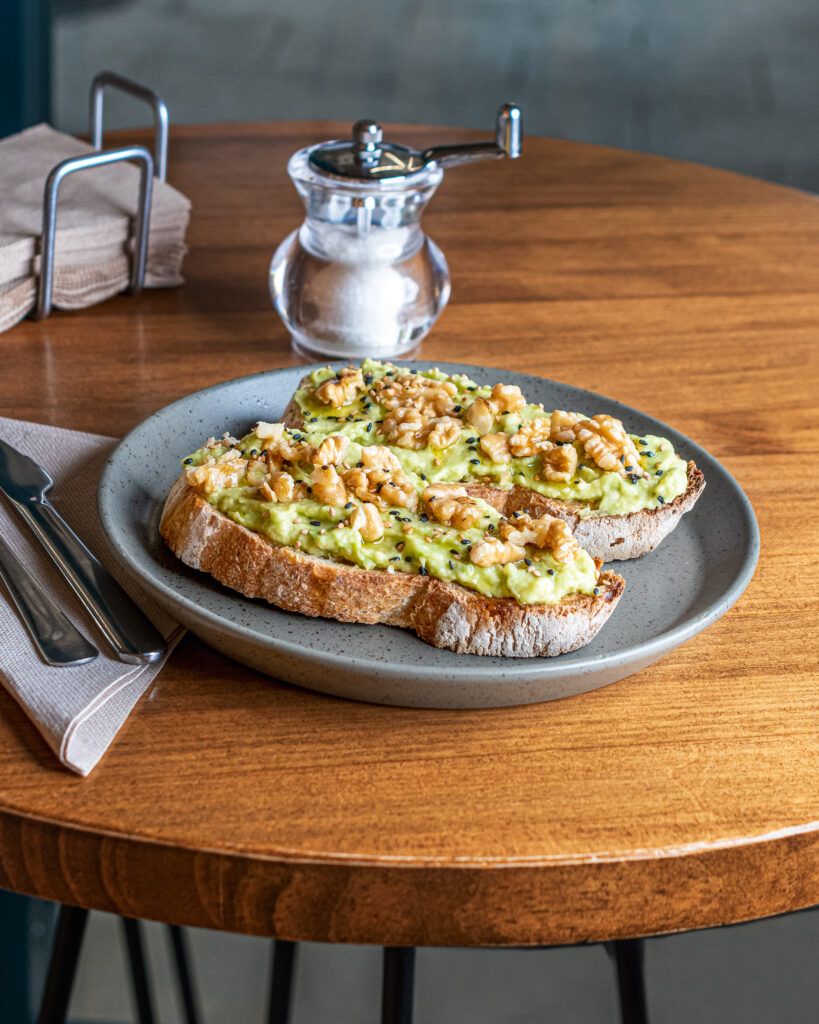 Tosatadas de aguacate y nueces